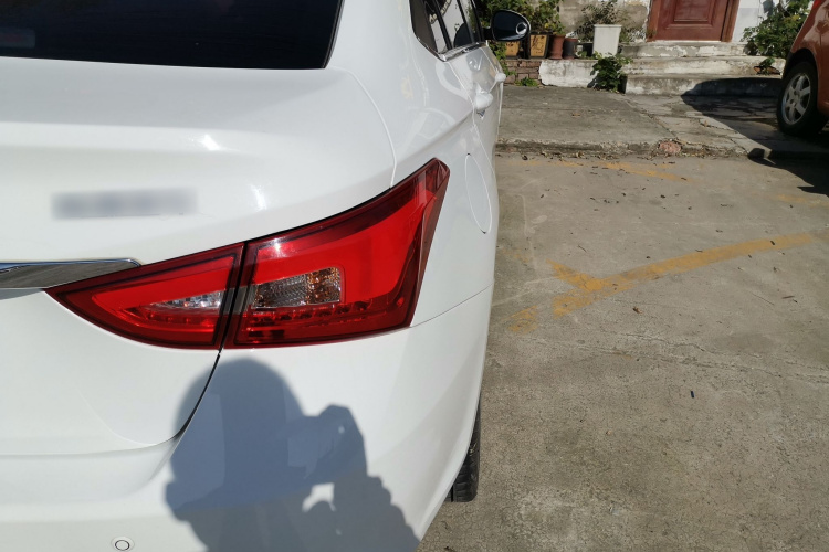 奇瑞 艾瑞泽5 2016款 1.5L CVT领锐版车身外观9