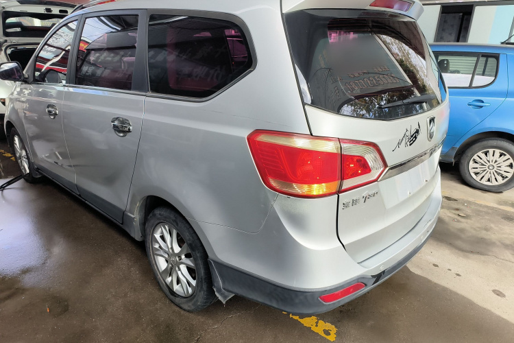 宝骏730 2014款 1.5L 手动豪华导航ESP版 7座车身外观4