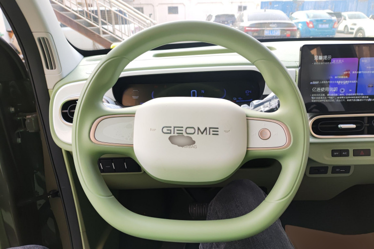 吉利银河 2025款 210km 熊猫骑士中控内饰13