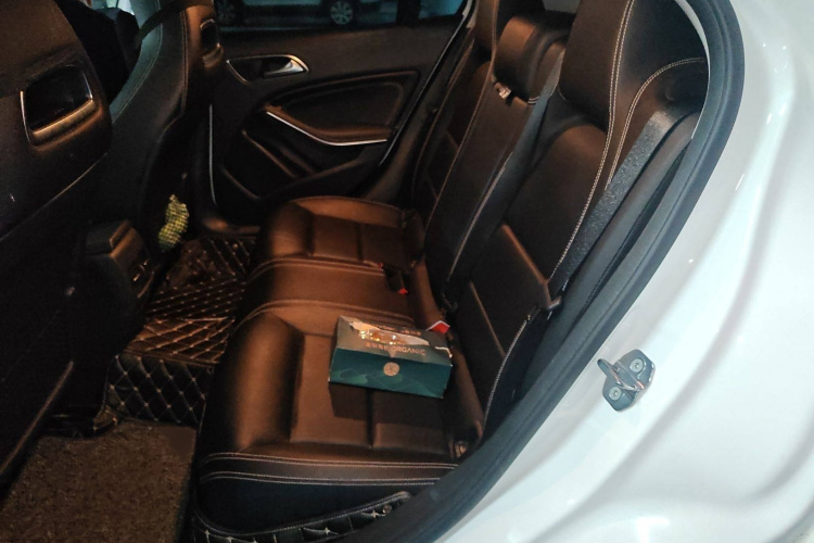 奔驰GLA 2018款 GLA 200 动感型中控内饰7004