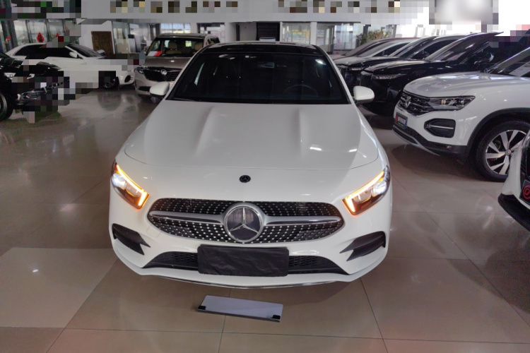 奔驰A级 2020款 改款 A 200 L 运动轿车时尚型车身外观2