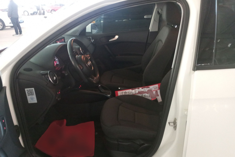 奥迪A1 2014款 30 TFSI Sportback时尚型中控内饰19