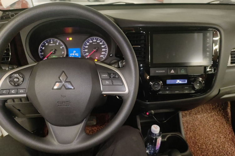 三菱 欧蓝德 2016款 2.0L 两驱风尚版 5座中控内饰7002