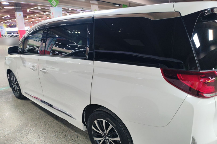 广汽传祺 传祺M8 2021款 领秀系列 390T 尊享版车身外观4