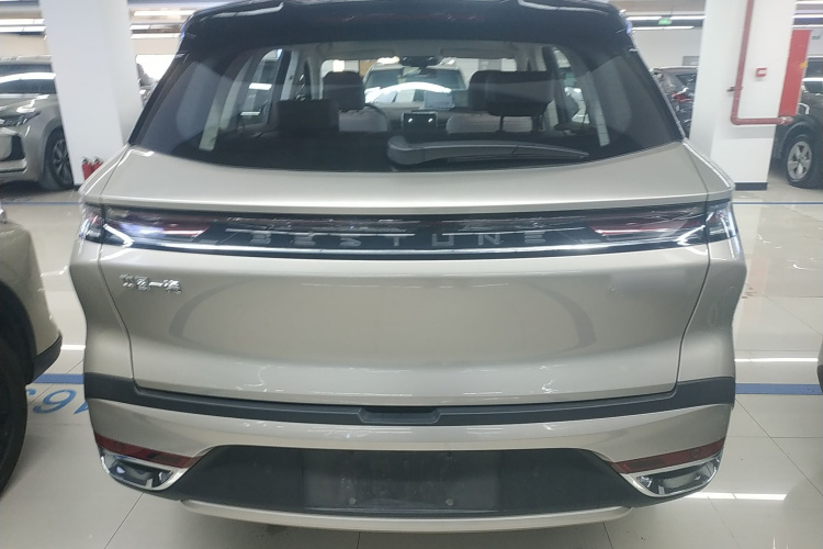 奔腾T90 2023款 2.0T 自动旗舰型车身外观6