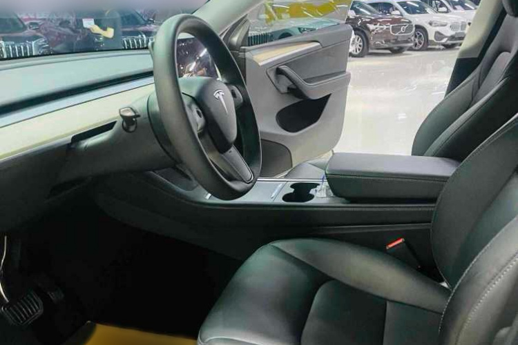 特斯拉 Model Y 2022款 改款 后轮驱动版中控内饰7002