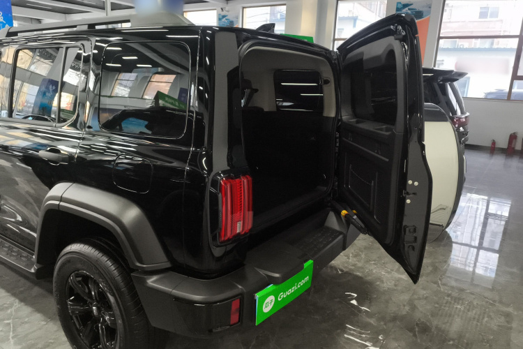 坦克300 2024款 2.0T 征服者机舱底盘23