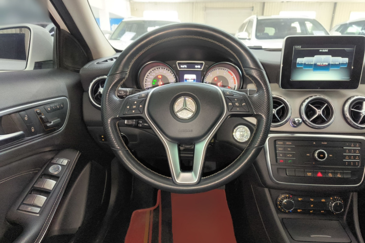 奔驰GLA 2016款 GLA 200 时尚型中控内饰13