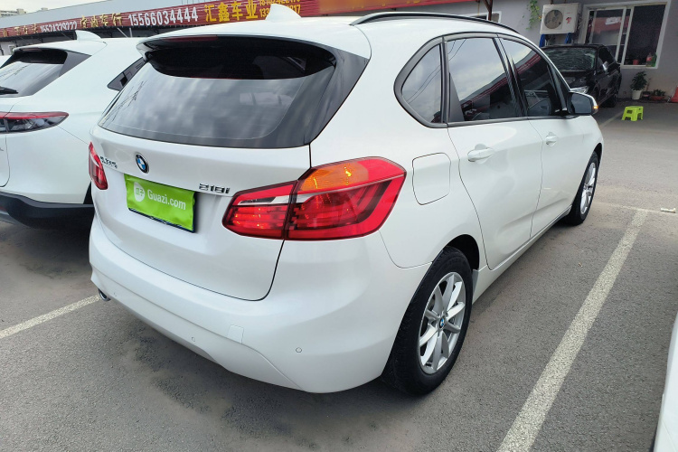 宝马2系旅行车 2019款 218i 时尚型车身外观7