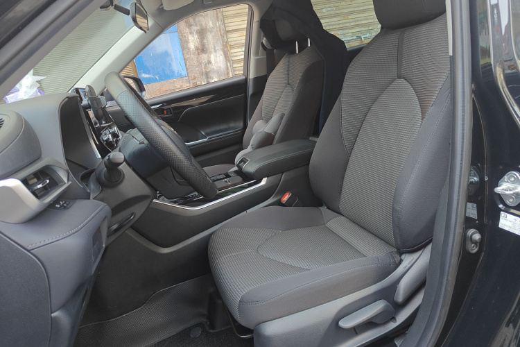 丰田 汉兰达 2023款 2.5L智能电混双擎两驱精英版 5座中控内饰19