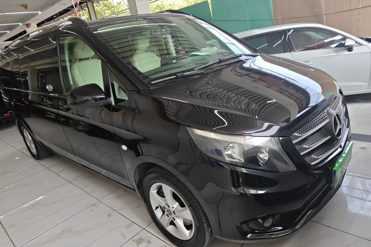 奔驰 威霆 2018款 2.0T 精英版 7座 国VI车身外观3