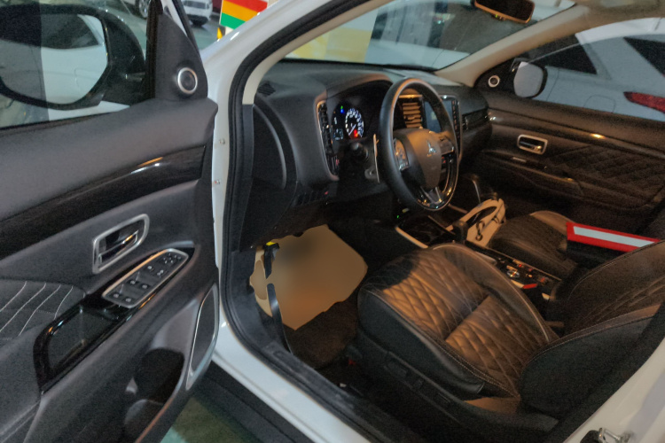 三菱 欧蓝德 2020款 2.4L 四驱致享版 7座中控内饰7003