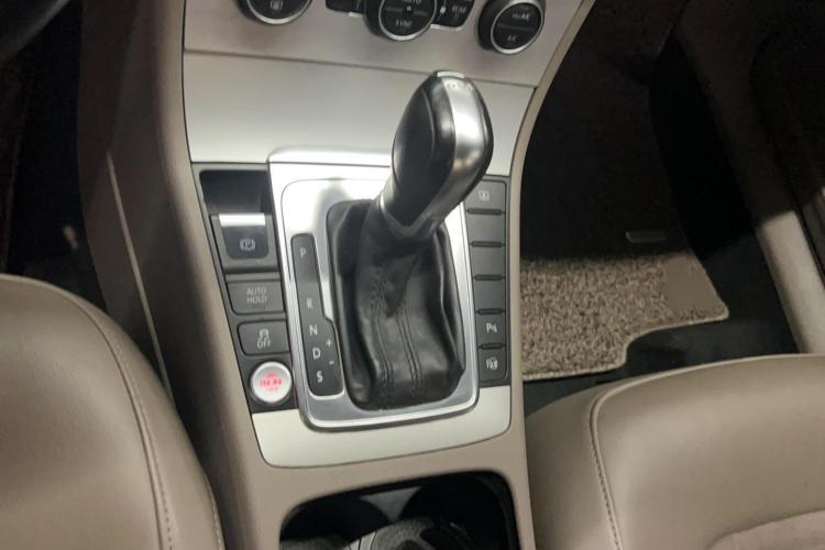 大众 迈腾 2013款 1.8TSI 尊贵型中控内饰7004