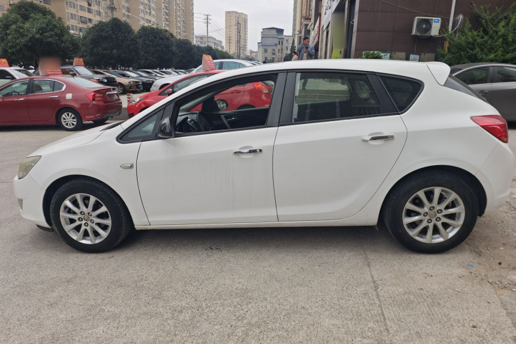 别克 英朗 2014款 XT 1.6L 自动时尚版车身外观4