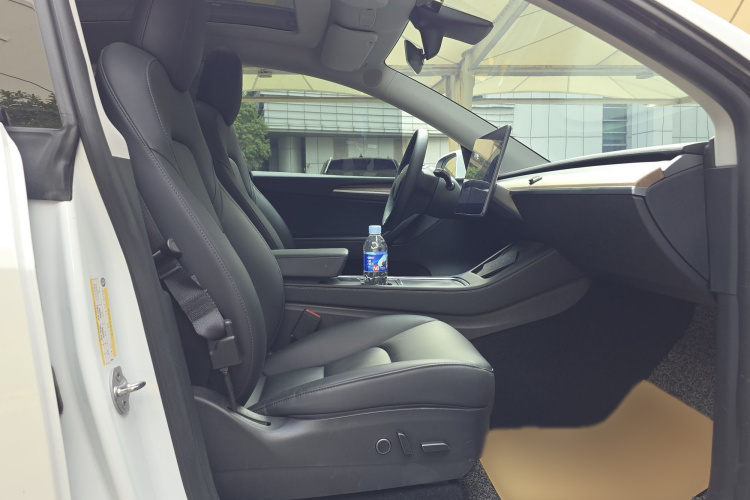 特斯拉 Model Y 2021款 长续航全轮驱动版中控内饰7001