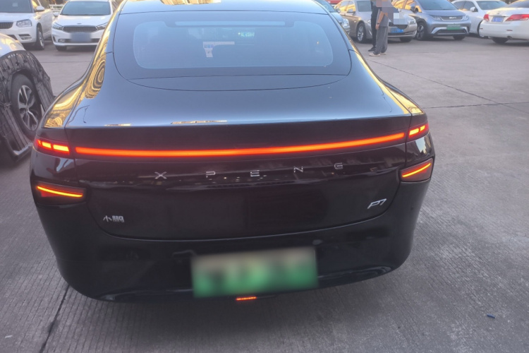 小鹏P7 2022款 480E车身外观6