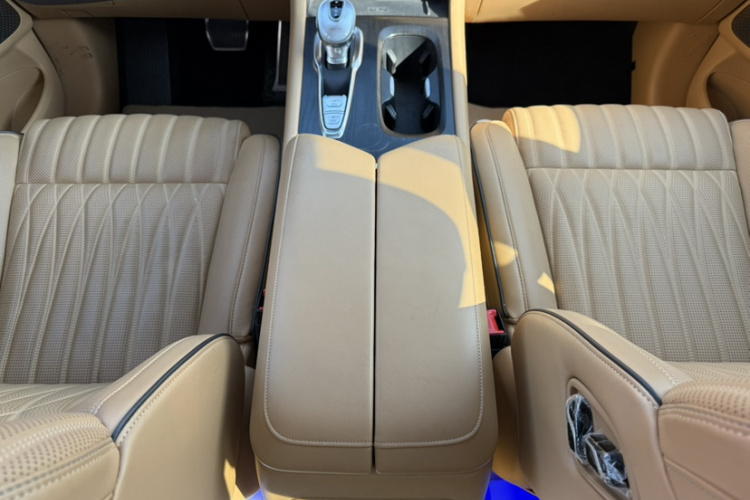 岚图汽车 岚图梦想家 2022款 低碳版 梦+智享包中控内饰7013