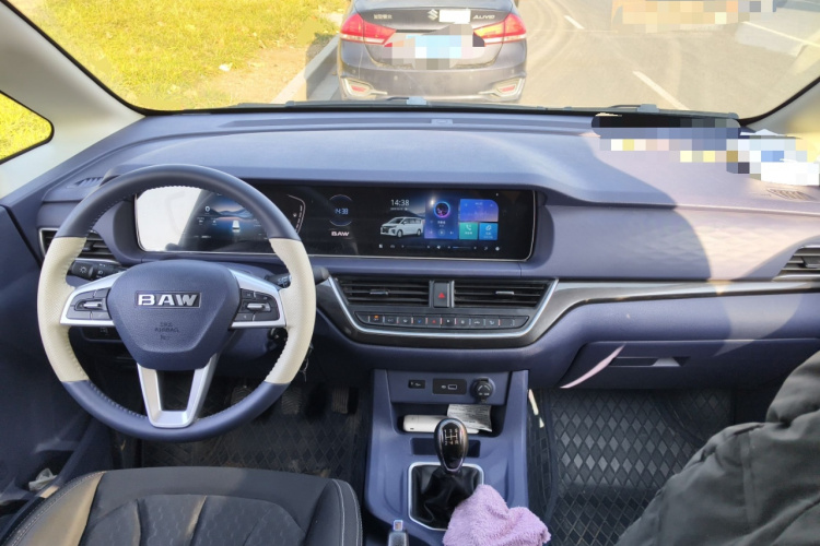 BAW北汽制造 锐胜王牌M7 2025款 2.0L 手动长轴舒适型 6/7座中控内饰12