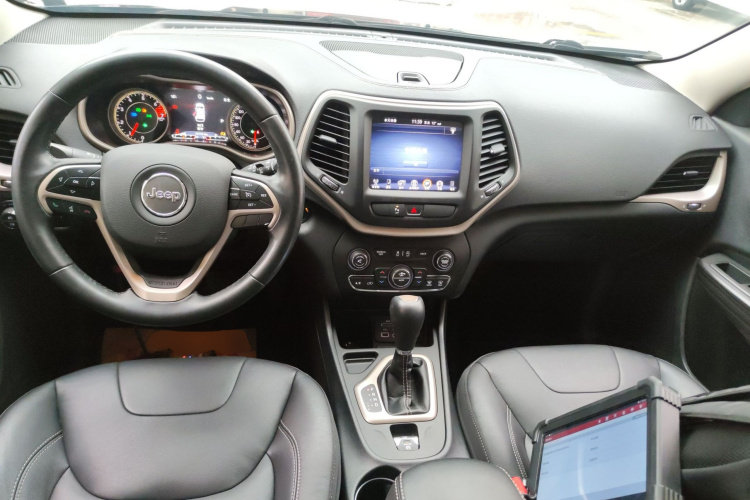 Jeep 自由光 2017款 2.0L 优越版中控内饰12
