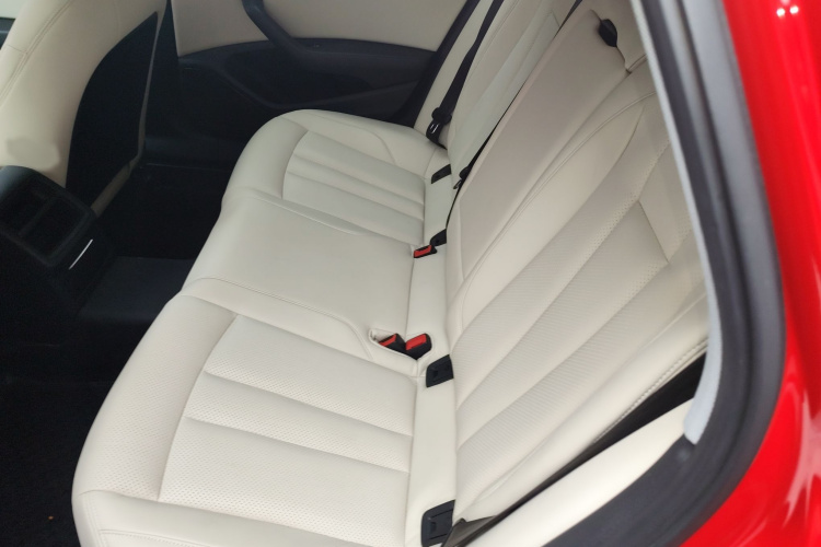 奥迪A4L 2019款 40 TFSI 进取型 国VI中控内饰7004