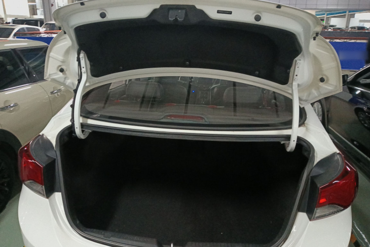 现代 朗动 2016款 1.6L 自动尊贵型局部细节23