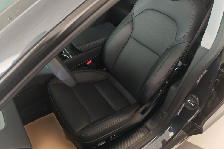特斯拉 Model 3 2023款 后轮驱动版中控内饰19
