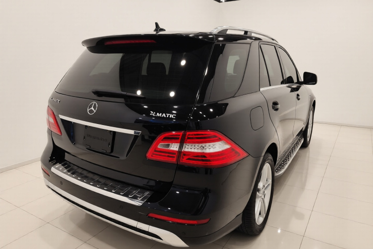 奔驰M级 2014款 ML 400 4MATIC动感型车身外观7