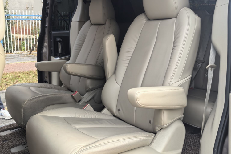 别克GL8 2017款 25S 尊贵型 国V中控内饰7005