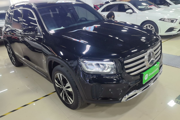 奔驰GLB 2024款 GLB 200 动感型车身外观3