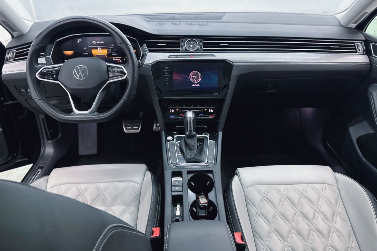 大众 迈腾 2023款 200万辆纪念版 330TSI DSG领先型中控内饰7001