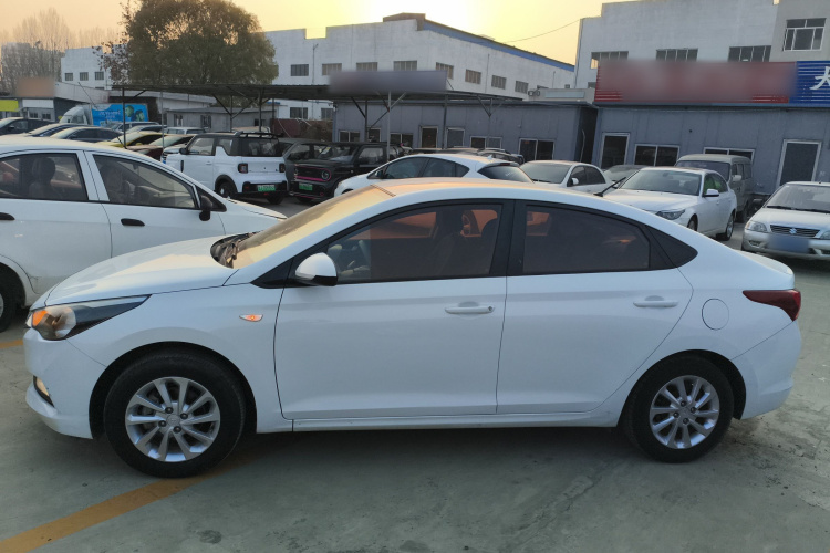 现代 悦纳 2016款 1.4L 手动炫酷版GLS车身外观4