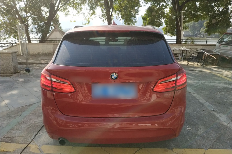 宝马2系旅行车 2016款 218i 领先型车身外观6