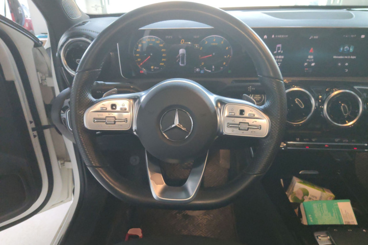 奔驰A级 2019款 A 200 L 运动轿车中控内饰13