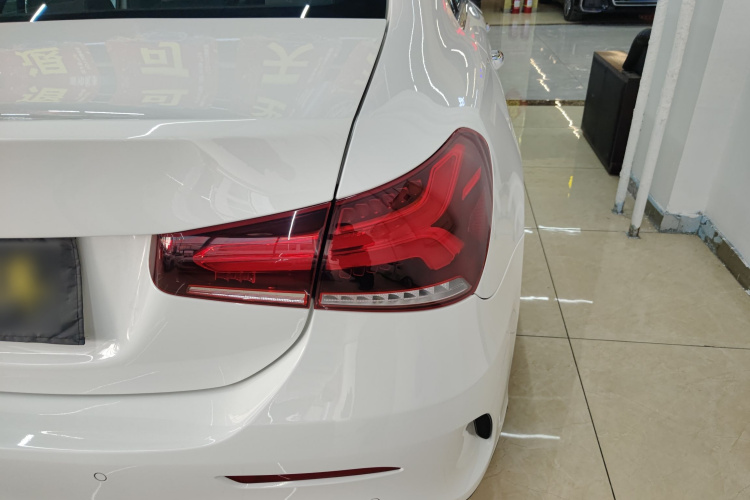 奔驰A级 2021款 A 200 L 运动轿车时尚型车身外观9