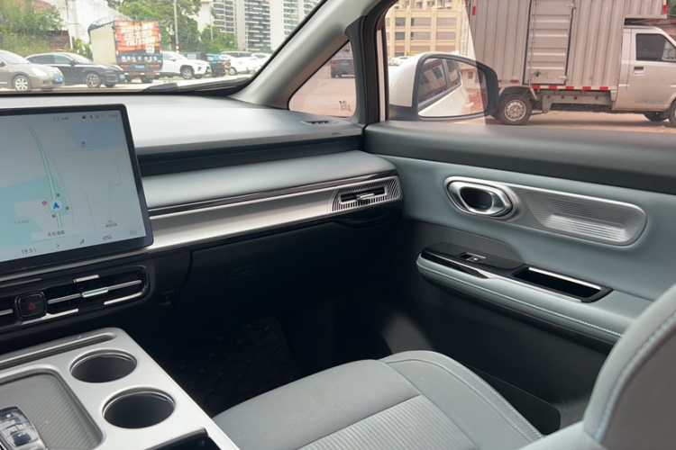 埃安 AION Y 2023款 Younger中控内饰7004