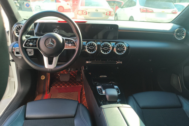 奔驰A级(进口) 2019款 A 200 动感型中控内饰12