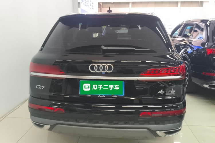 奥迪Q7 2023款 45 TFSI quattro S line运动型车身外观6