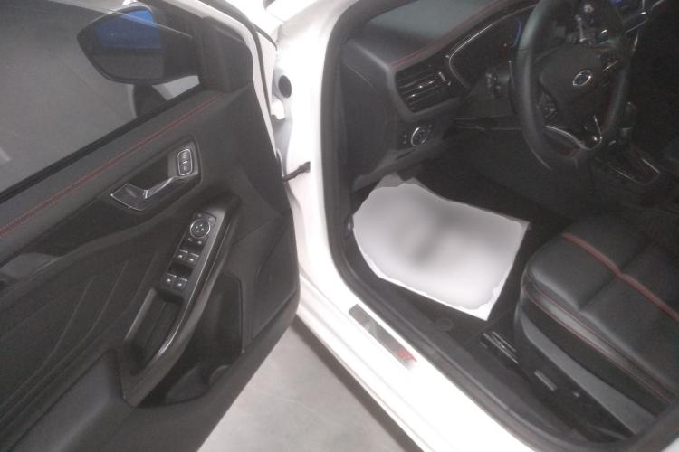 福特 福克斯 2022款 两厢 EcoBoost 180 自动ST Line中控内饰20