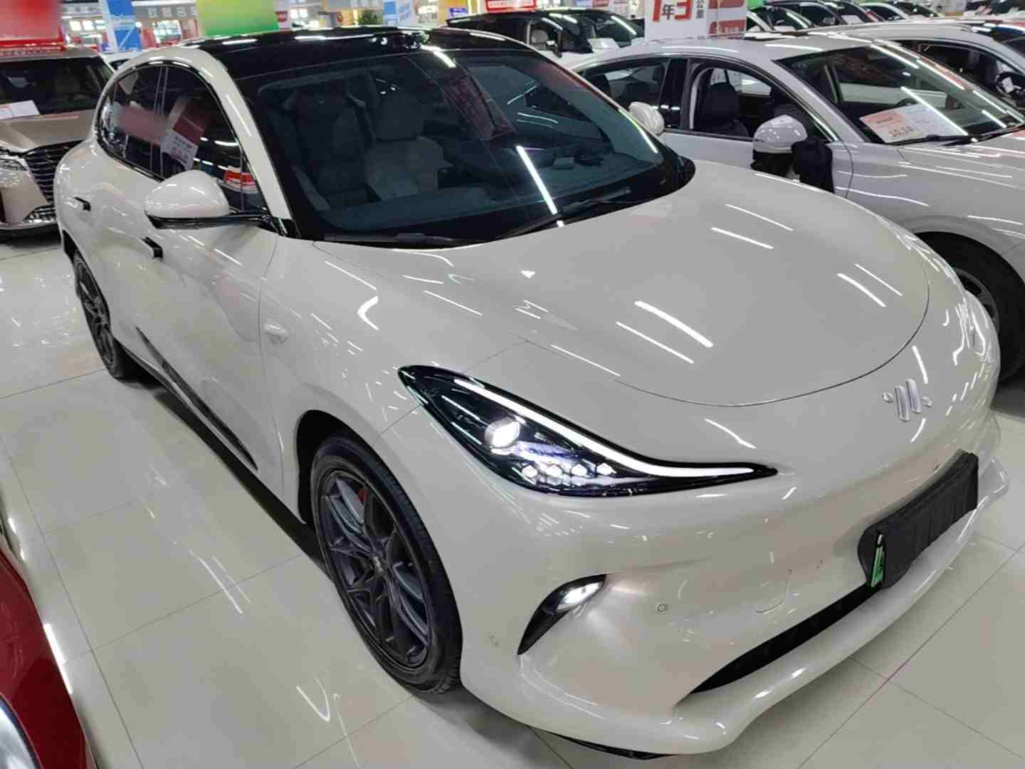 车辆右前45度外观展示
