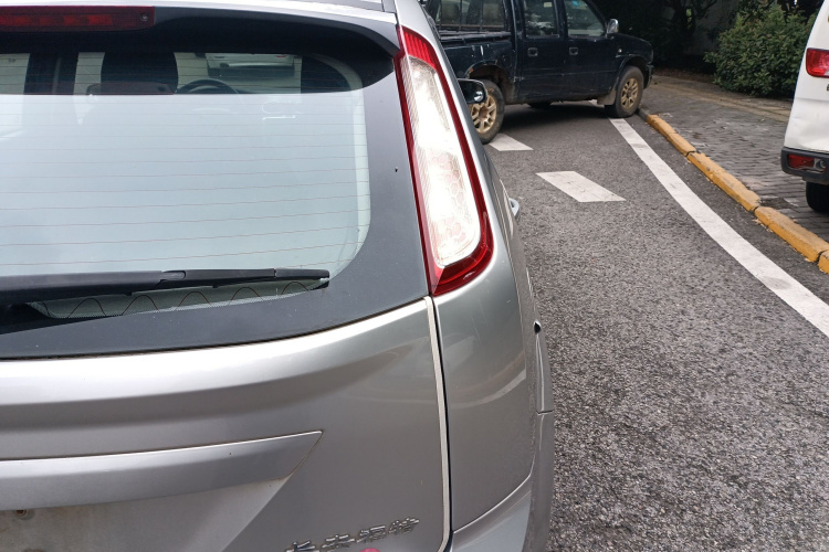 福特 福克斯 2013款 两厢经典 1.8L 手动基本型车身外观9