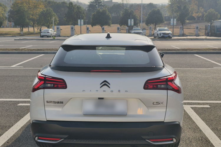 雪铁龙 凡尔赛C5 X 2023款 1.6T 享不凡车身外观6004