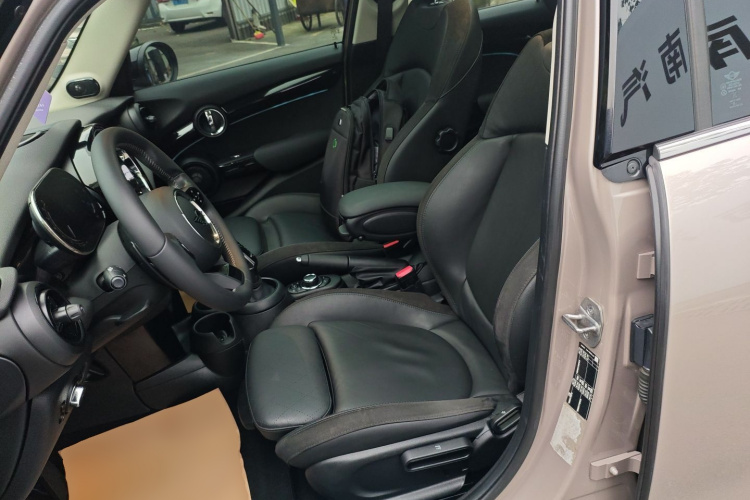 MINI 2023款 2.0T COOPER S 艺术家 五门版中控内饰19