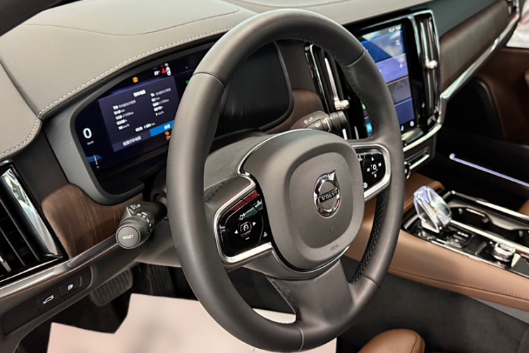 沃尔沃S90新能源 2025款 插电式混动 四驱长续航智雅豪华版中控内饰7002