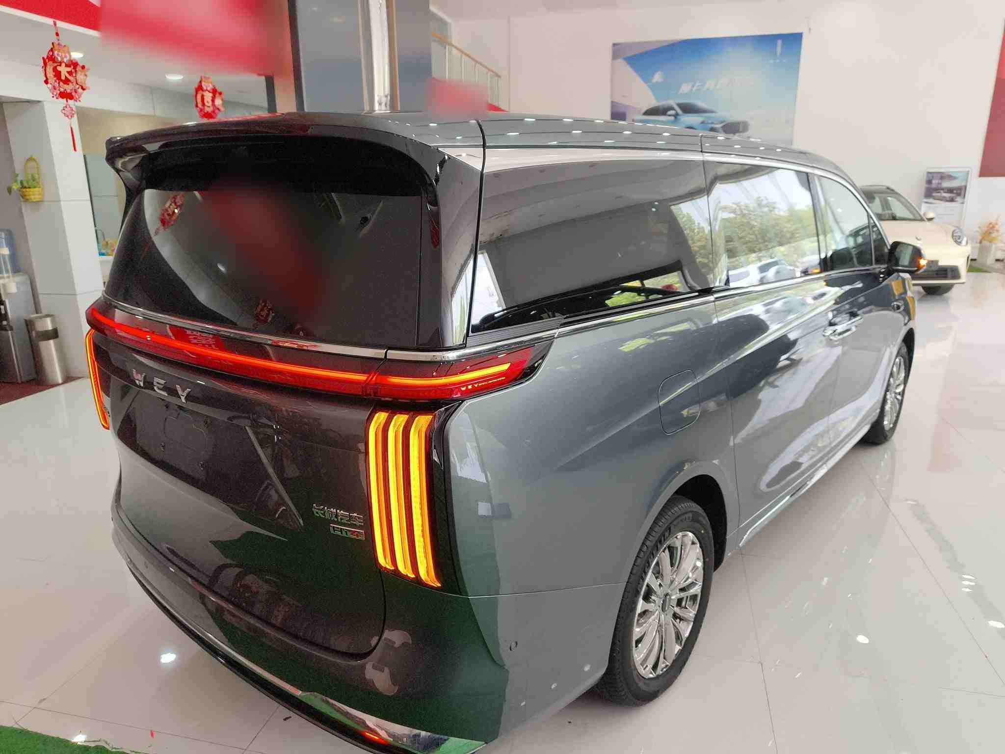 车辆右后45度外观展示