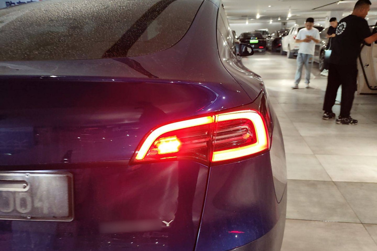 特斯拉 Model Y 2021款 长续航全轮驱动版车身外观9