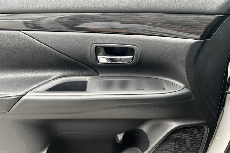 三菱 欧蓝德 2018款 2.0L 两驱荣耀版 5座中控内饰7004