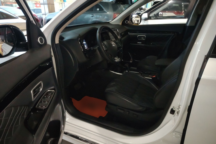 三菱 欧蓝德 2021款 改款 2.0L 两驱畅享版 5座中控内饰20