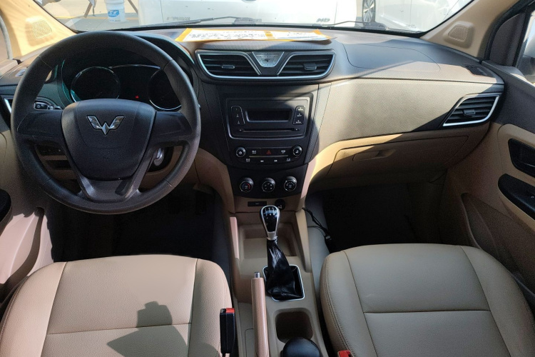 五菱汽车 五菱宏光 2015款 1.5L S1标准国V中控内饰7005