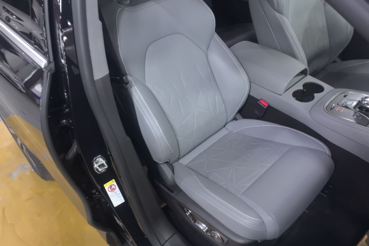 腾势N8 2023款 四驱超混旗舰七座版局部细节41