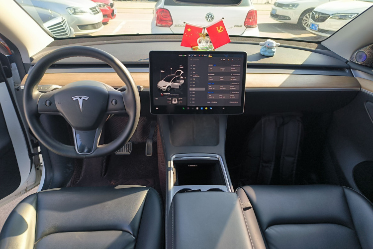 特斯拉 Model Y 2021款 改款二 长续航全轮驱动版中控内饰7002